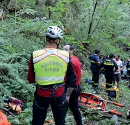  ??  ?? Le ricerche Il soccorso alpino durante un intervento