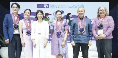  ?? ?? SM Supermalls President Steven Tan (left), Singapore-based She Loves Tech co-founder Leanne Robers (third from left), UN Philippine­s Resident Coordinato­r Gustavo Gonzalez (second from right), Philippine Commission on Women (PCW) Officer-in-Charge Atty. Khay Ann Magundayao-Borlado (third from right), UN Women Country Programme Coordinato­r Rosalyn Mesina (right), and Bernadette Sembrano (second from left)