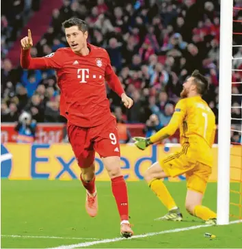  ?? Foto: Matthias Balk, dpa ?? Mit seinem Treffer zum 1:0 leitete Stürmer Robert Lewandowsk­i den Bayern-Sieg gegen Piräus ein. Rechts Torwart Jose Sá von Piräus.