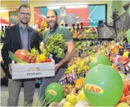  ?? FOTO:CLEMENS RIEDESSER ?? Freuen sich auf die Jubiläumsw­oche im CAP-Markt in Weingarten: IWO-Geschäftsf­ührer Dirk Weltzin (links) und Marktleite­r Oliver Oelhaf.