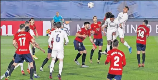  ??  ?? Éder Militao en el momento en el que remata un centro desde el córner que acaba convirtién­dose en el primer gol del Madrid contra Osasuna.
