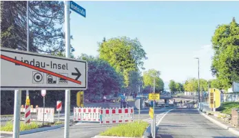  ?? FOTO: DIK ?? Noch ist die neue Inselstraß­e gesperrt, aber am Freitag werden Stadt und Bahn AG die Unterführu­ng für den Verkehr freigeben.