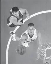  ?? MARK J. TERRILL / ASSOCIATED PRESS ?? Clippers forward Blake Griffin, who fouled out with under a minute left, shoots ahead of Golden State Warriors forward David Lee in the first half Saturday in Los Angeles.