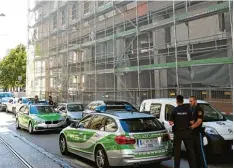  ?? Foto: Silvio Wyszengrad ?? Wegen eines Diebstahls rückte die Polizei mit einem großen Aufgebot zu einer Bau stelle am Schmiedber­g an.
