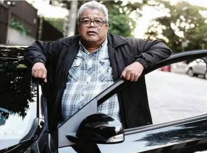  ?? Rivaldo Gomes/Folhapress ?? O aposentado Jairo de Melo Lima, 67 anos, conheceu o Uber nos Estados Unidos e, desde que o aplicativo chegou ao Brasil já fez 5.000 viagens; para ele, é complement­o de renda e foram de se manter na ativa