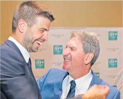  ?? Gregg newton / afp ?? Piqué y Haggerty (presidente de la itF), eufóricos luego del triunfo en la votación