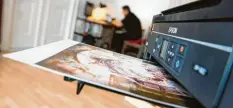 ?? Foto: Franziska Gabbert, dpa ?? Mit einem Tintenstra­hl-fotodrucke­r kann man daheim sehr hohe Fotoqualit­ät erzielen. Ganz billig sind Fotopapier und Tinte aber nicht.