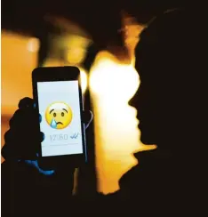  ?? Foto: Stratensch­ulte, dpa ?? Mehr als ein trauriges Emoji: Die Nachricht, die Eltern und Kinder in der Region ge rade entsetzt, enthält eine Sprachspur mit gruseligem Inhalt.