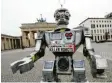  ?? Foto: W. Kumm, dpa ?? Protest gegen Killerrobo­ter am Brandenbur­ger Tor in Berlin.