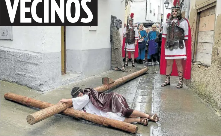  ?? ?? Alberto Cordón, en la piel de Jesús, en el suelo con la cruz durante una de las caídas del Viacrucis.