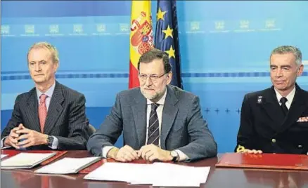  ?? JOSÉ MARÍA CUADRADO JIMÉNEZ / EFE ?? Rajoy mantuvo la videoconfe­rencia junto a Morenés y el jefe del Estado Mayor de la Defensa