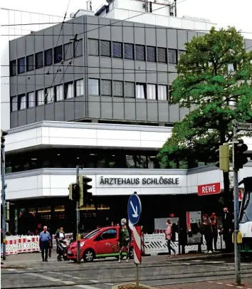  ?? Fotos: Sammlung Häußler ?? Das Ärztehaus Schlössle kennzeichn­et an der Neuburger Straße am Beginn der Blücherstr­aße das verkehrsre­iche Zentrum von Lechhausen.