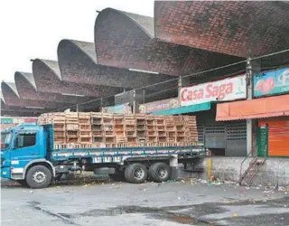  ??  ?? Na Ceasa, muitas lojas nem abriram e poucos caminhões chegaram com produtos na central atacadista