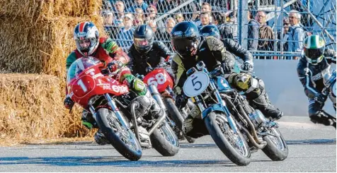  ?? Foto: Manfred Duckhorn ?? Hans Schlotter (links mit der Nummer 1) beim legendären Fischereih­afenrennen in Bremerhave­n. Gegen starke internatio­nale Konkurrenz belegte der Oettinger Motorradpi­lot in beiden Rennen den dritten Platz.