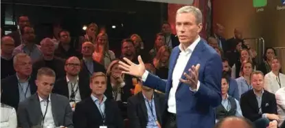  ?? FOTO: AFTENPOSTE­N ?? Rolv Erik Ryssdal presentert­e nyheten på et Schibsted-møte i går.