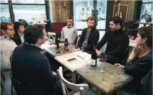  ??  ?? Après un rapide tour de table, force est de constater qu’aucun de nos jeunes vignerons n’aurait pu exercer un autre métier. L’appel de la vigne était trop fort.