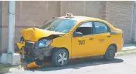  ??  ?? CHOCA. El taxi quedó dañado en la parte frontal.