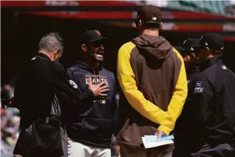  ?? Jeff Chiu / Associated Press ?? Giants manager Gabe Kapler, who has decided to ditch baseball’s unwritten rules, and Padres manager Bob Melvin exchange lineups before Wednesday’s game in San Francisco.