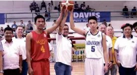  ??  ?? JUMBO Plastic Linoleum owner Jimmy dela Cruz joins players from Mapua and Adamson for the ceremonial toss of the 4th PSSBC Jumbo Plastic Linoleum Cup yesterday at San Beda College gym. Also in photo are (from left) Blackwater Sports’ Welbert Loa, Hapee...