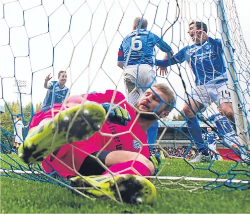  ?? SNS. ?? Dundee keeper Scott Bain lies in the back of the net as Steven Anderson celebrates his goal with Joe Shaughness­y.