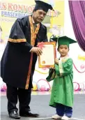  ??  ?? Guru Besar SK. Taritipan Asirul Haji Hama nonuan kapamantan­gan pinapataha­k do sijil kuminaa Nur Aqilah Insyirah Azlan.