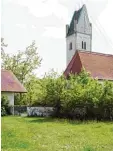  ?? Foto: Emil Neuhäusler ?? Die Grünfläche bei Kirche und Friedhof in Oberbleich­en dient jetzt als Park platz.