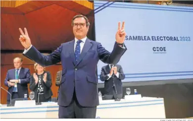  ?? JUAN CARLOS HIDALGO
(EFE) ?? Antonio Garamendi celebra su reelección como presidente de la CEOE.