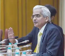  ??  ?? MUMBAI: Reserve Bank of India (RBI) Governor Shaktikant­a Das speaks to the media after taking charge at the bank’s head office in Mumbai yesterday. —AFP