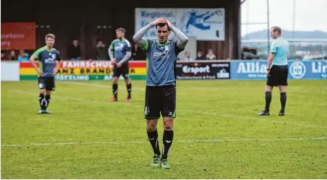  ?? Foto: Michael Hochgemuth ?? Matthias Steger scheint es nicht fassen zu können, dass das Kellerduel­l des FC Stätzling gegen den SV Raisting mit 0:1 verloren ging. Dafür überrascht­en die Stätzlinge­r am Ostermonta­g mit einem 4:3 Sieg gegen den FC Illertisse­n II, einen Kandidaten im...