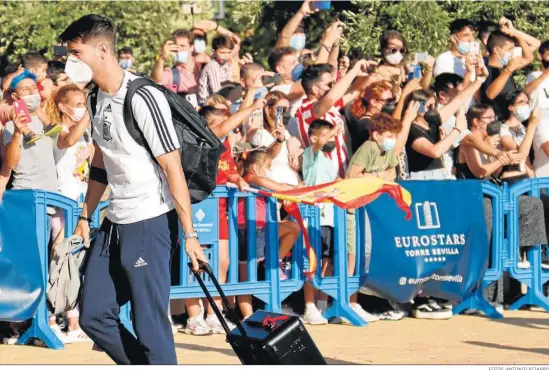  ?? FOTOS: ANTONIO PIZARRO ?? Álvaro Morata llega al hotel Eurostars Torre Sevilla junto al resto de la selección española.