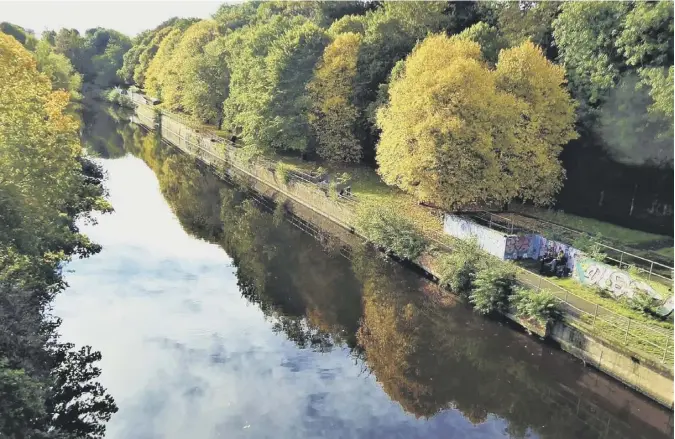  ?? ?? Instead of travelling far and wide in search of autumn colours, regular contributo­r Tor Sodergren simply walked to Junction Bridge for a snap of the Water of Leith