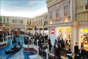  ?? ?? Kinesiske besøgende shopper – bl.a. dansk Lego – under det kinesiske nytår i
The Grand Canalbutik­ken inde i Venetian Hotel og Kasino i Macao. Foto: Lam Yik/Reuters