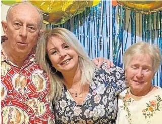  ??  ?? Los padres de Joshlin, con ella (centro): venezolano­s y sin tarjeta sanitariaA­BC