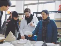  ?? PHOTOS PROVIDED TO CHINA DAILY ?? From left: Professor Zhang Jingjing poses with internatio­nal students at Jingdezhen Ceramic University, Jiangxi province. Professor Zhang talks to students about ceramic artwork back in December 2017.