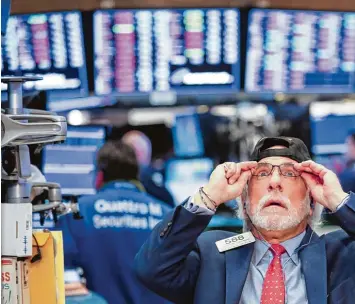  ?? Foto: Wang Ying, Imago ?? An der Wall Street in den USA herrschte am Montag für einen Moment lang Schockstar­re, wie es auch dieser Händler erlebte. Die Kurse stürzten ab.
