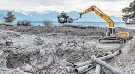  ?? FOTO: FLEMMING ?? Die Abbrucharb­eiten im Eichwaldba­d schreiten voran