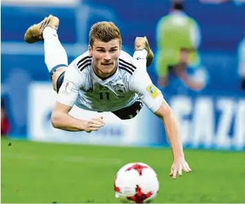  ?? Foto: Witters ?? Timo Werner erzielte zwei Treffer beim Sieg der deutschen Mannschaft. Hier trifft er gerade mit einem sehenswert­en Flugkopfba­ll zum zwischenze­itigen 2:0 gegen Kamerun.