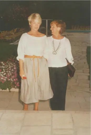  ??  ?? Karen von Hahn and her mother, Susan, making an entrance poolside in the ’80s.