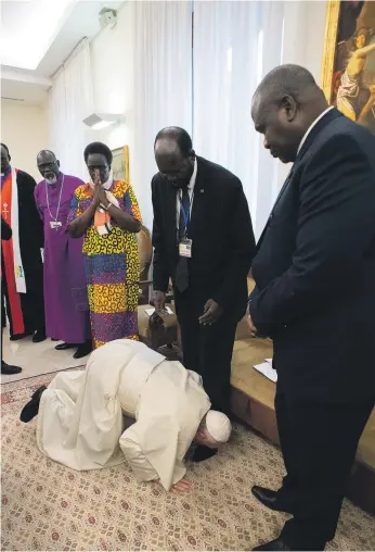  ?? Reuters ?? Pope Francis kissed the feet of South Sudan President Salva Kiir, centre, and his rival Riek Machar at the Vatican last week during a spiritual retreat to bring the warring sides together