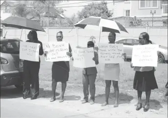  ??  ?? The protestors outside of the Guyana Public Service Cooperativ­e Credit Union yesterday. (Photo by Keno George)