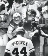  ?? John Storey / The Chronicle 1980 ?? Willie McCovey signs autographs on June 22, 1980, after announcing his retirement.