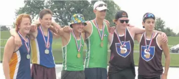  ?? —photo fournie ?? Ben Davies de Rockland et Tyler Chenette ont remporté l’or aux Championna­ts provinciau­x de canoë kayak de vitesse 2018, qui se sont déroulés à Welland, en Ontario, les 18 et 19 août. On reconnait Ben Davies au centre, en vert et portant un chapeau, a côté de Tyler Chenette, entourés des équipes de deuxième et troisième place.