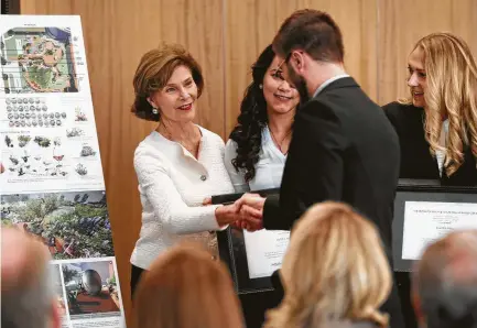  ?? Steve Gonzales / Houston Chronicle ?? Former first lady Laura Bush greets Phillip Hammond, winner of a Texas A&M University competitio­n to design the Center for Health & Nature at Methodist Hospital, which will investigat­e the therapeuti­c benefits of the great outdoors.