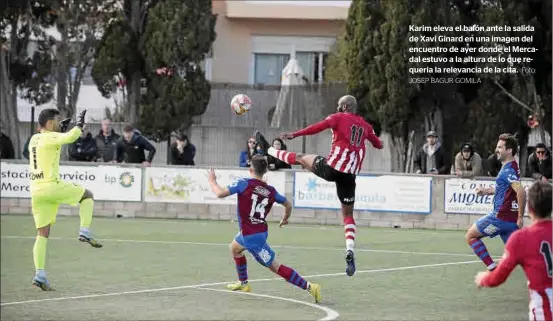  ?? JOSEP BAGUR GOMILA Foto: ?? Karim eleva el balón ante la salida de Xavi Ginard en una imagen del encuentro de ayer donde el Mercadal
estuvo a la altura de lo que requería la relevancia de la cita.