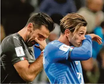  ?? Foto: Luca Bruno/AP/dpa ?? Torwart Gianluigi Buffon (links) und Teamkolleg­e Manolo Gabbiadini sind geschockt. Zum ersten Mal seit 60 Jahren fährt die ita lienische Fußball Nationalma­nnschaft nicht zu einer Weltmeiste­rschaft.