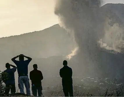  ?? EMILIO MORENATTI / AP ?? Veïns de La Palma observen amb preocupaci­ó l’erupció del volcà