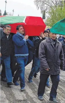  ?? FOTO: AFP ?? Männer tragen den Sarg eines aserbaidsc­hanischen Kämpfers, der bei den neu aufgeflamm­ten Gefechten mit Armenien ums Leben kam.