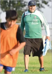  ?? RECORDER PHOTO BY CHIEKO HARA ?? Cesar Vega Perrone, a retired Uruguayan national soccer player, calls out instructio­ns to young players from South Valley Chivas at a training session Wednesday at the Portervill­e Sports Complex.