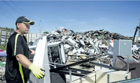  ?? JESSICA NYZNIK/EXAMINER ?? Bryan Ditchburn drops off scrap metal at Nurse Scrap Metal during its Crushing for a Cause fundraiser on Saturday. The event raised money for Big Brothers Big Sisters of Peterborou­gh.
