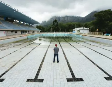  ?? WALDO SWIEGERS/BLOOMBERG ?? A municipal swimming pool in Cape Town sits nearly empty on Nov. 13, 2017. The city is in the throes of a severe drought.